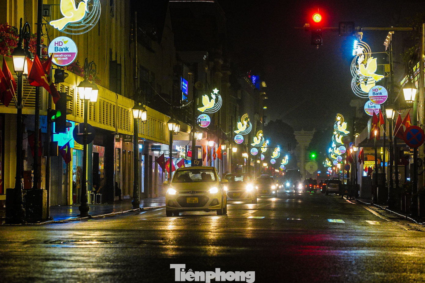 Phố Tràng Tiền hiện lên rực rỡ với ánh đèn đường.