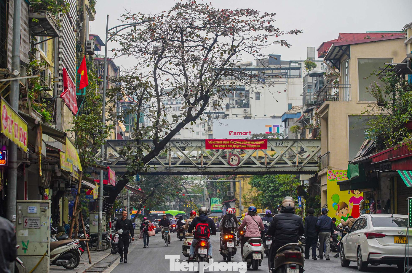 Góc phố cổ trong thời tiết mưa xuân gợi lên những ký ức xưa.