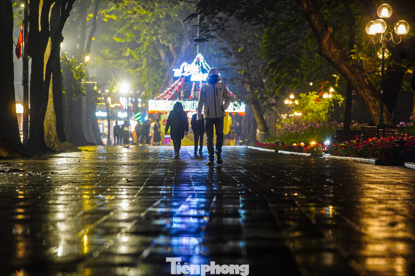 Lác đác vài người dân và du khách ngắm mưa bụi ở Hà Nội.