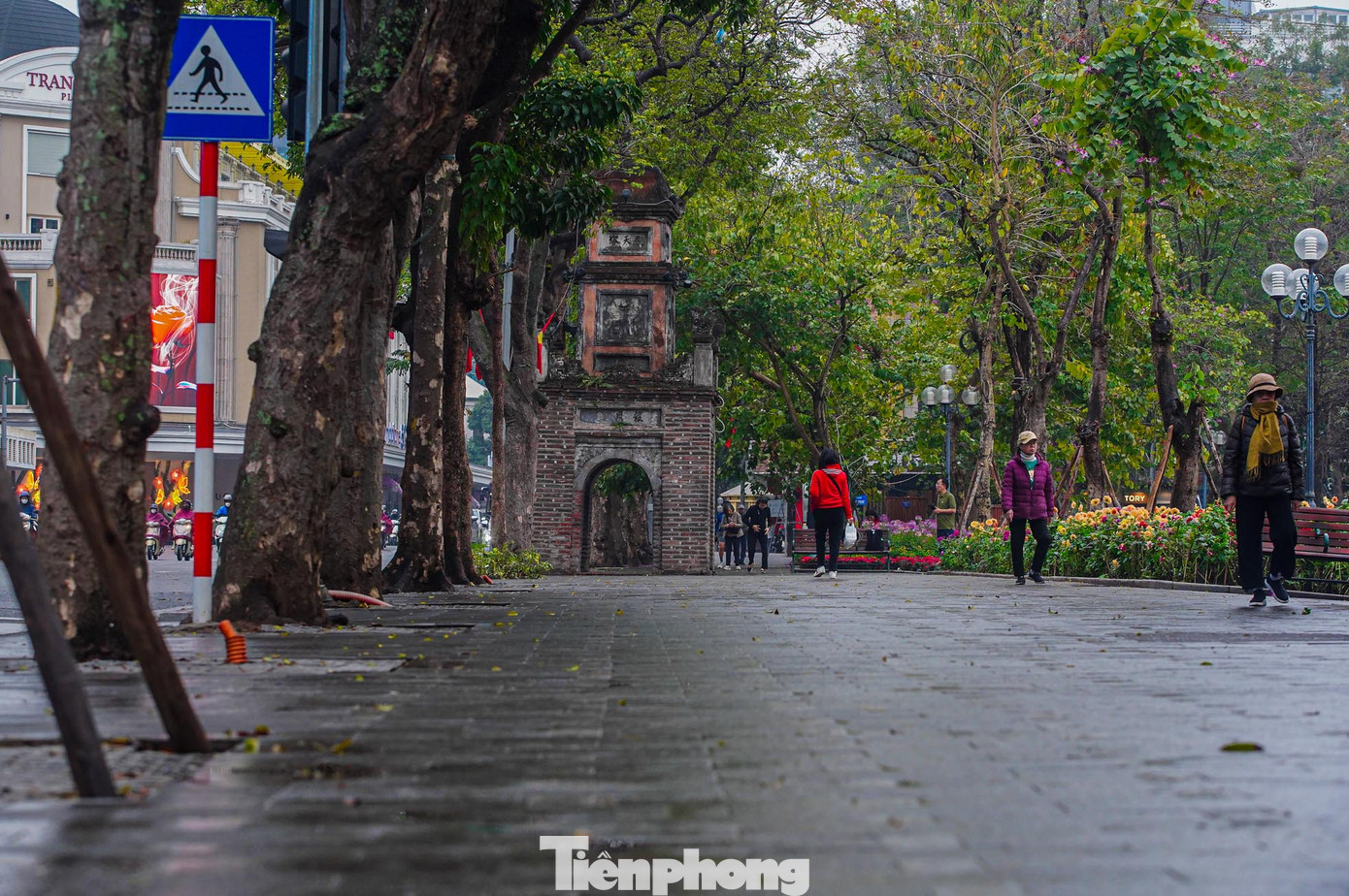 Tháp Hòa Phong lộ ra vẻ đẹp cổ kính sau lớp mưa bụi.