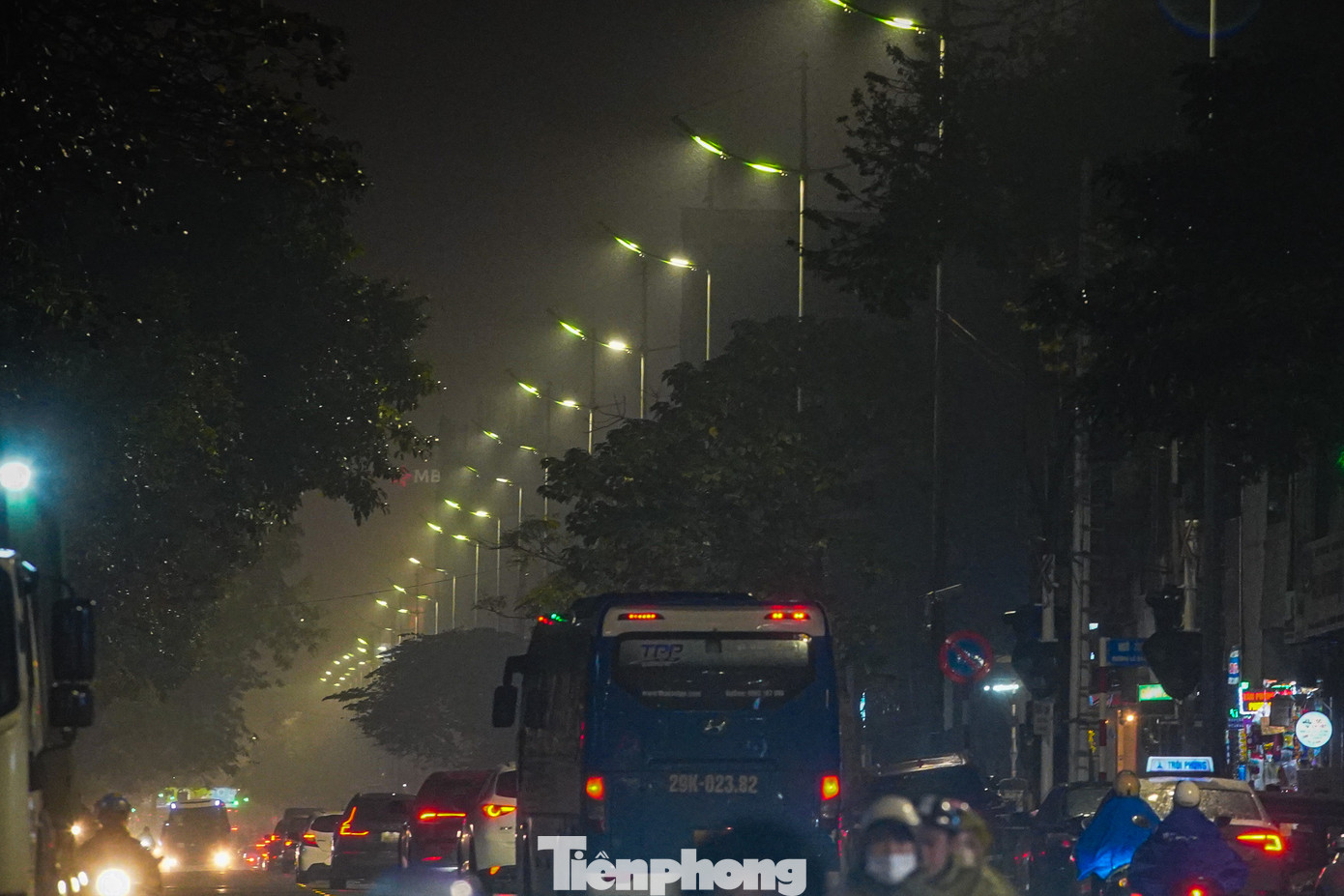 Đường Lê Duẩn chìm trong mưa bụi, tầm nhìn xa bị hạn chế.