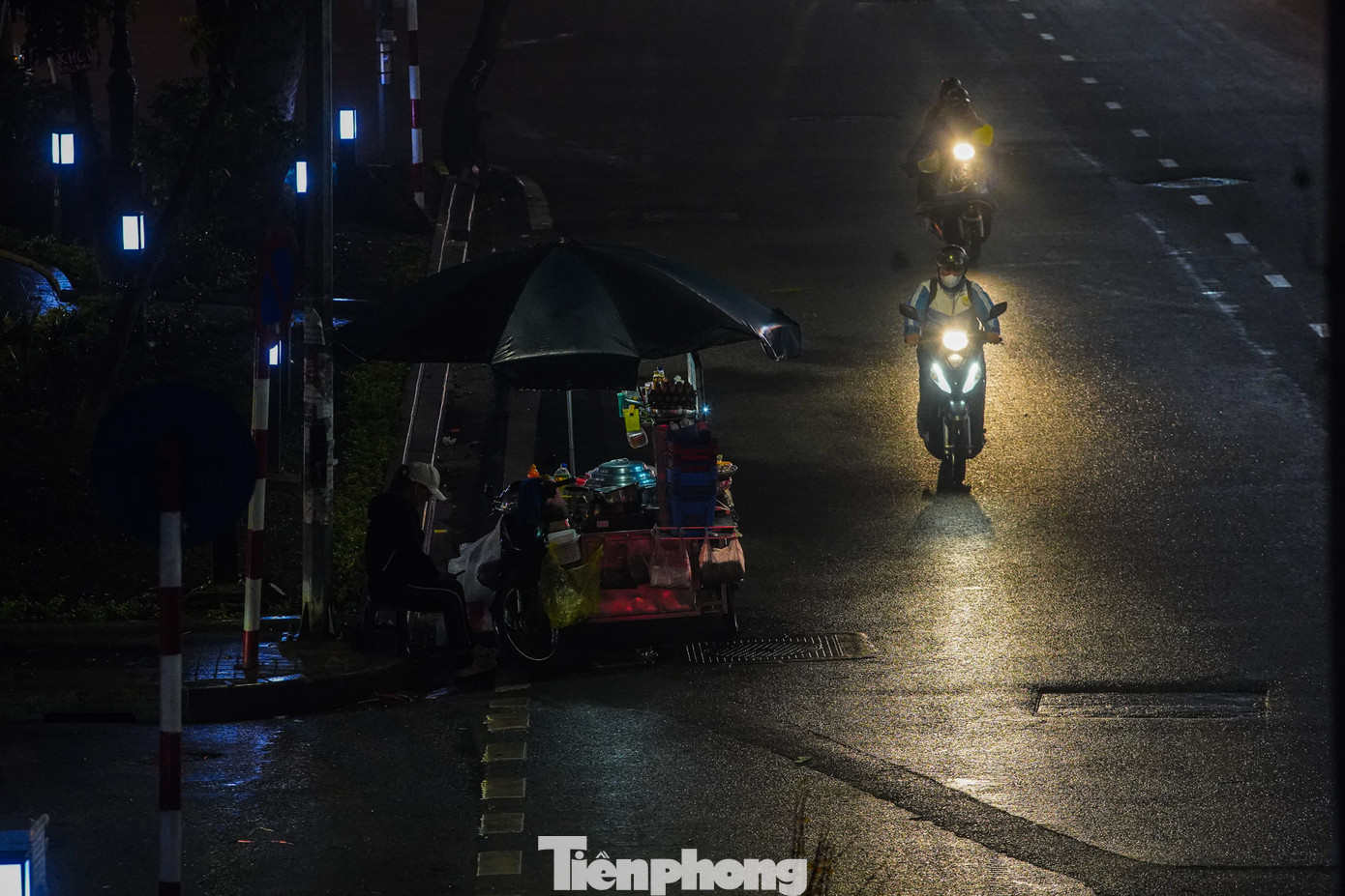 Một số hàng ăn bám trụ, mưu sinh trên đường phố trong thời tiết giá buốt.