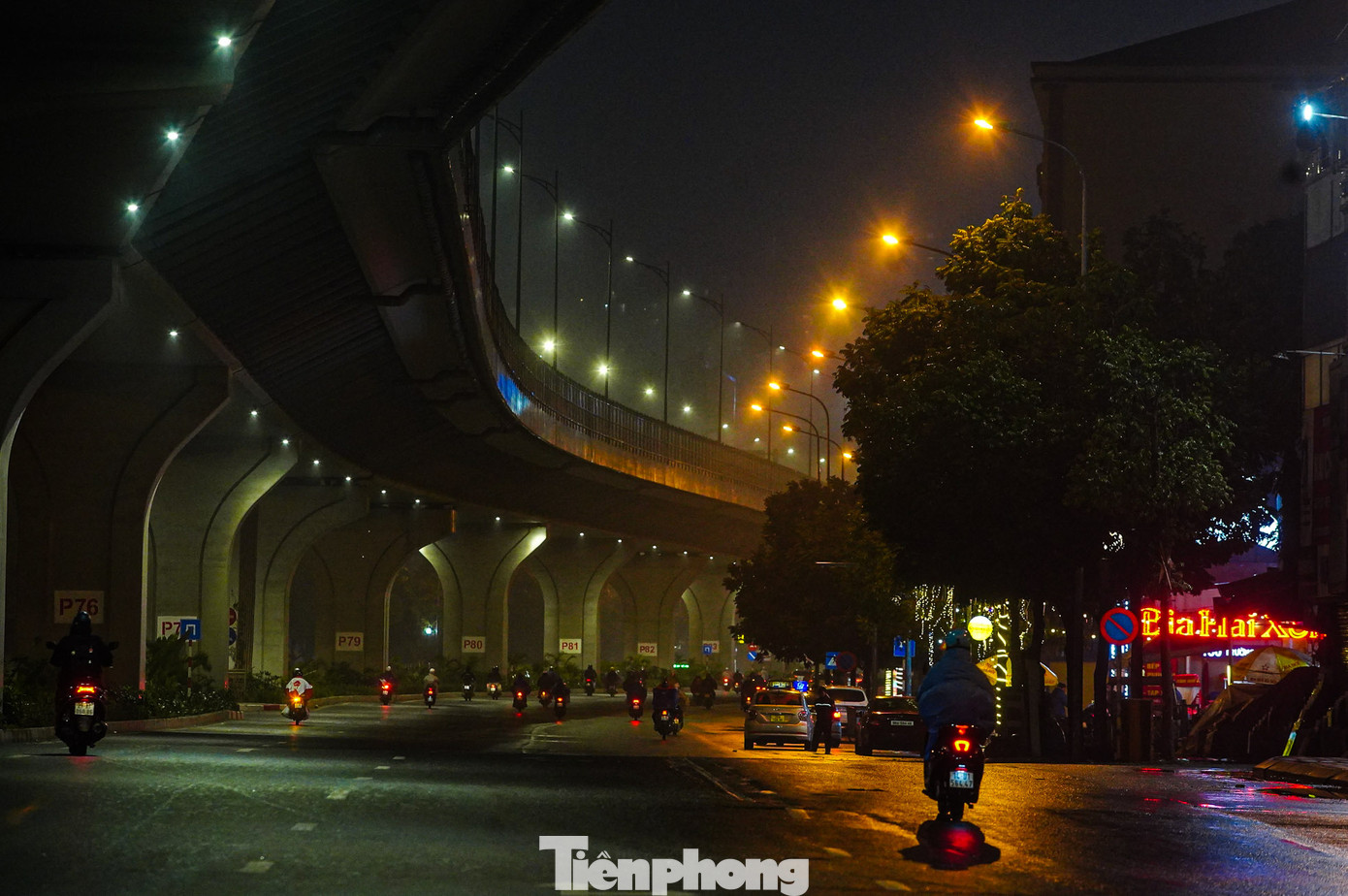 Đường Trường Chinh hiện lên mờ ảo với nhiều gam màu.