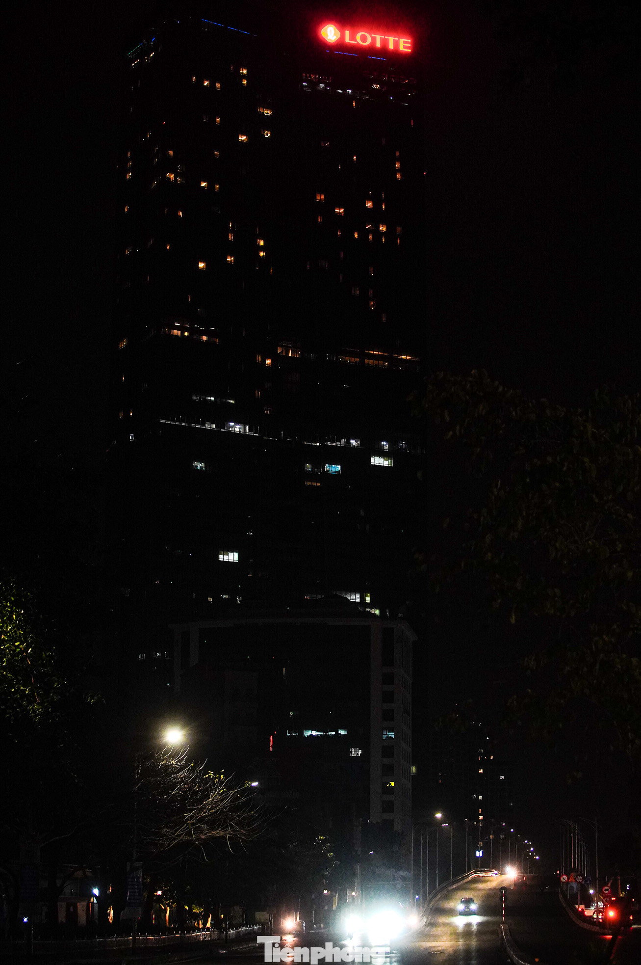 Cao ốc hiện lên mờ ảo, khác lạ.