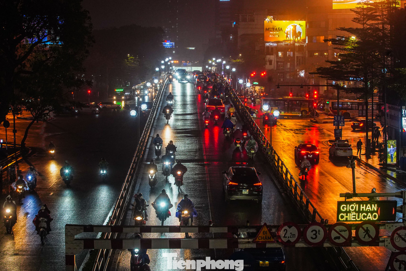 Mặt đường loáng những ánh sáng từ đèn xe, đèn đường khiến đường phố trở nên rực rỡ, huyền ảo.