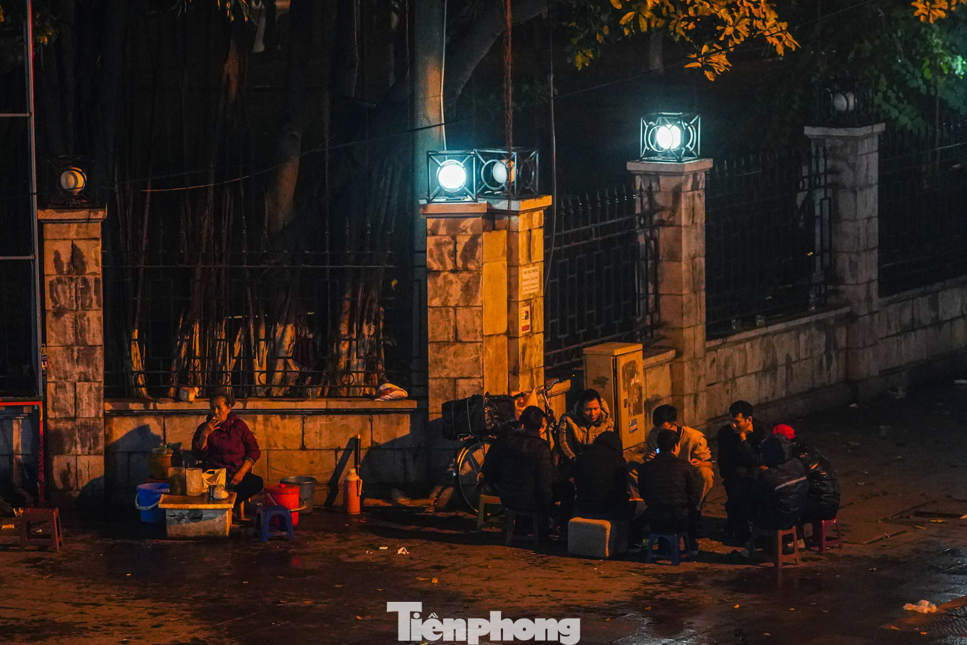 Một số hàng ăn bám trụ, mưu sinh trên đường phố trong thời tiết giá buốt.