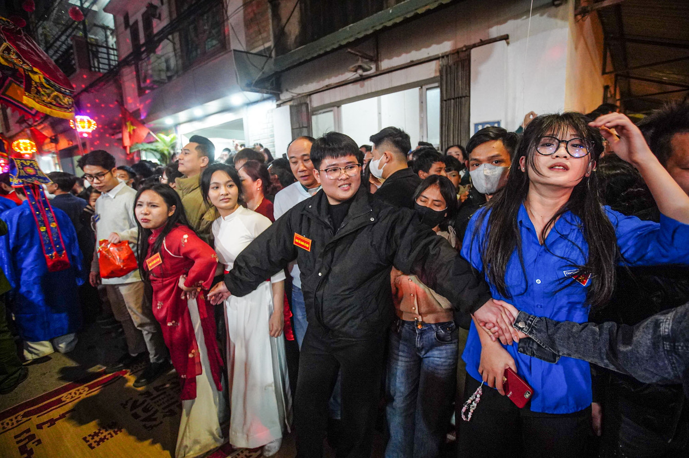 Lực lượng ban tổ chức, an ninh, thanh niên... rất vất vả để không cho đoàn người ảnh hưởng đến đoàn rước kiệu.