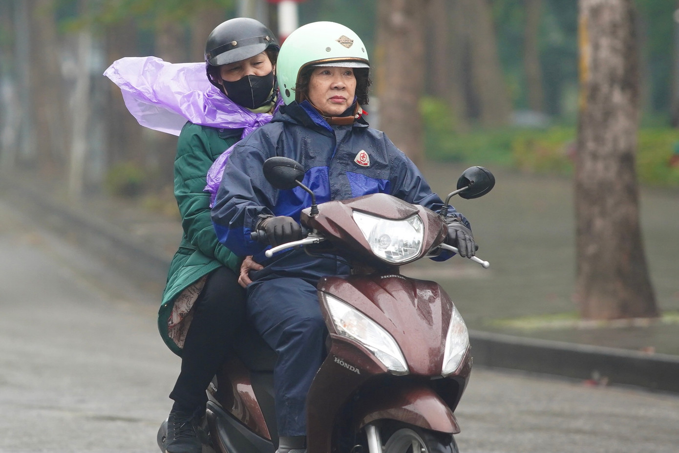 Mặc nhiều lớp áo nhưng vẫn có thể cảm nhận rõ cái lạnh thấu xương.