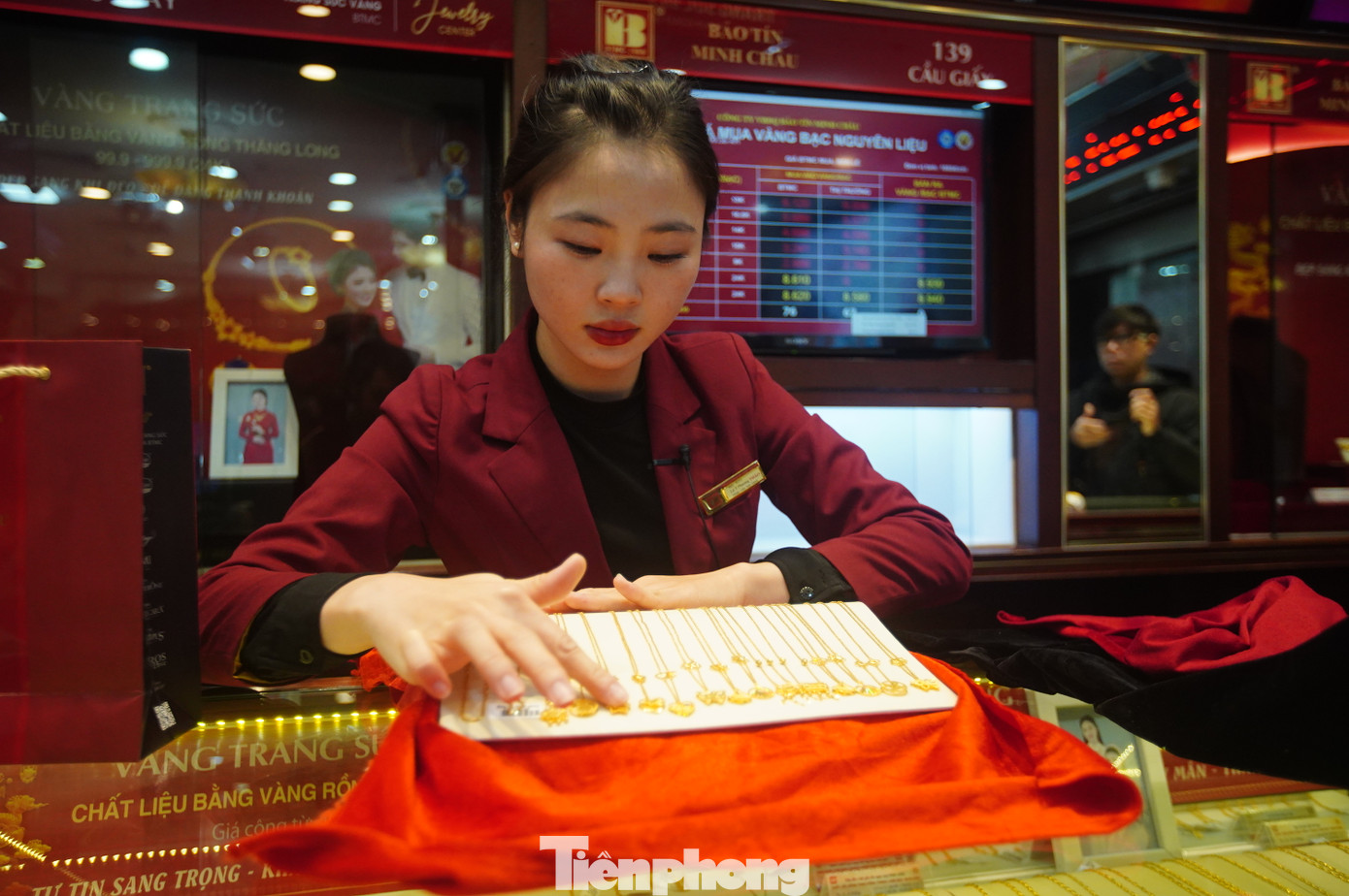 Nhiều cửa hàng mở cửa giao dịch từ 5h sáng để đón khách mua vàng.