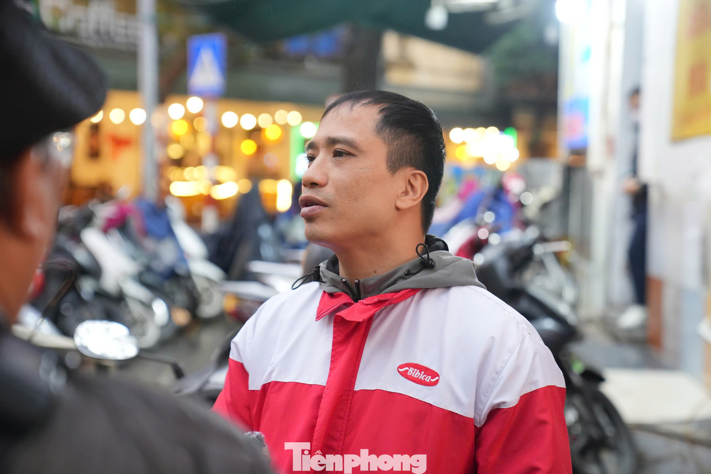 "Mọi năm tôi đến thứ hai (sau chú Bình) nên năm nay quyết tâm dậy sớm hơn năm trước để có thể trở thành người mua vàng đầu tiên trong ngày vía Thần tài, muốn xem cảm giác đó như thế nào. Năm nay tôi mua hai chỉ vàng để lấy may mắn như mọi năm", anh Quyết chia sẻ.