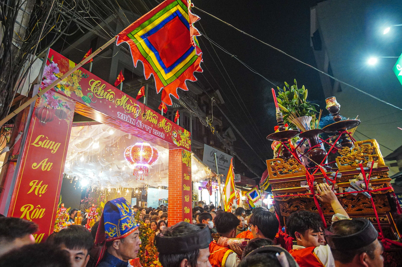 Theo thần phả ghi lại, đình làng An Hạ xưa kia thờ gia đình cụ Đỗ Thiện, một cựu thần thuộc triều vua Thục Phán An Dương Vương. Năm Đinh Hợi, 214 trước Công nguyên, khi giặc Tần xâm lược nước ta, ông Đỗ Thiện cùng hai người vợ và chín người con đã tham gia đánh giặc. Sau khi giành chiến thắng tại vùng Lĩnh Nam, nhà vua đã mở lễ mừng công và phong chức vương cho gia đình ông. Sau này, gia đình ông được nhân dân suy tôn làm Thành hoàng đình Đụn.