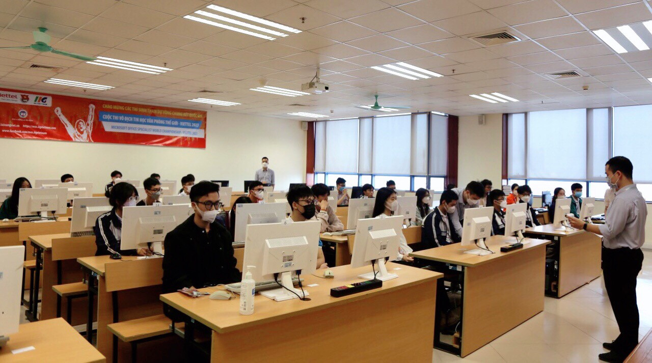 Thí sinh chuẩn bị làm bài thi tại vòng chung kết quốc gia