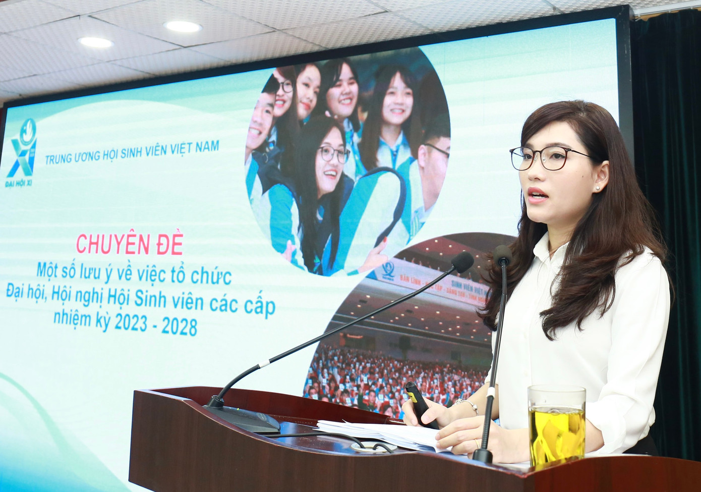 Chị Hồ Hồng Nguyên, Trưởng Ban Thanh niên Trường học T.Ư Đoàn, Phó Chủ tịch thường trực Hội Sinh viên Việt Nam trình bày chuyên đề tại hội nghị tập huấn. Ảnh: Bảo Anh