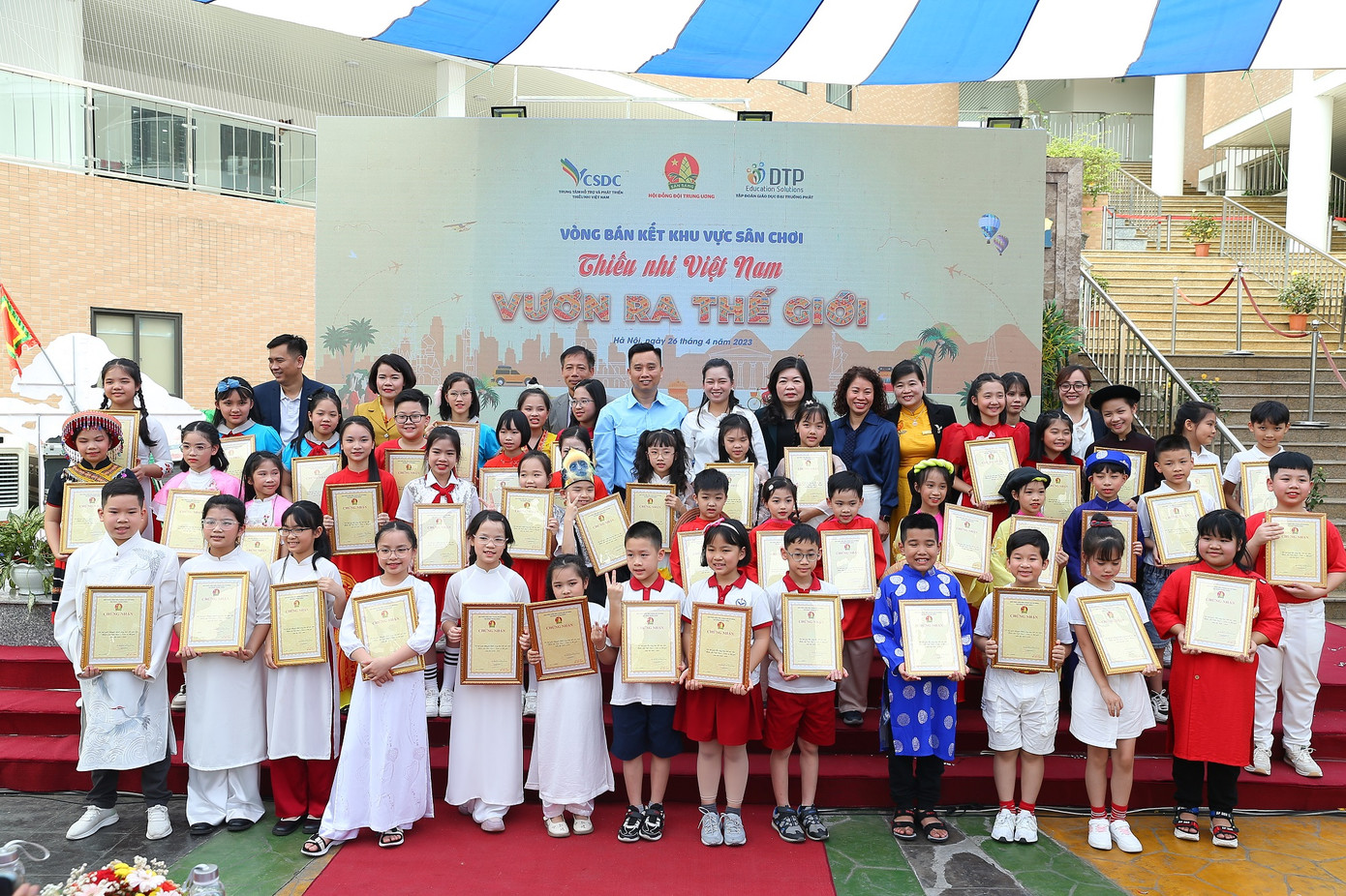 Ban tổ chức trao giải cho các đội thi Ban tổ chức trao giải cho các đội thi