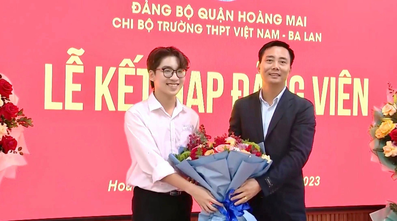 Anh Nguyễn Đức Tiến, Phó Bí thư Thành Đoàn, Chủ tịch Hội LHTN Việt Nam TP Hà Nội tặng hoa chúc mừng Nguyễn Minh Hiển Anh Nguyễn Đức Tiến, Phó Bí thư Thành Đoàn, Chủ tịch Hội LHTN Việt Nam TP Hà Nội tặng hoa chúc mừng Nguyễn Minh Hiển