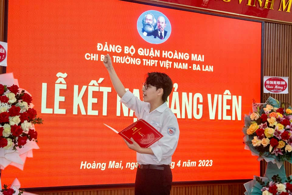 Nguyễn Minh Hiển đọc lời tuyên thệ tại lễ kết nạp Đảng Nguyễn Minh Hiển đọc lời tuyên thệ tại lễ kết nạp Đảng