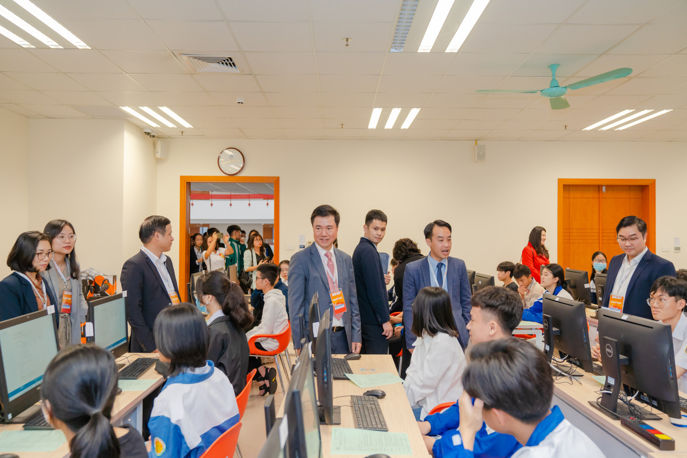 Ban tổ chức động viên các thí sinh chuẩn bị bước vào Vòng loại quốc gia của Cuộc thi Vô địch tin học văn phòng Thế giới – Viettel 2023