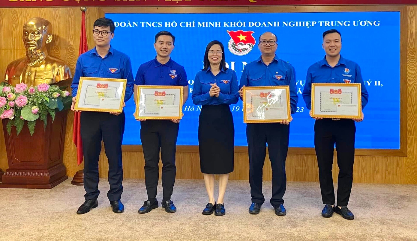 Chị Hoàng Thị Minh Thu, Bí thư Đoàn Khối Doanh nghiệp T.Ư trao khen thưởng cho các cá nhân tập thể đạt thành tích xuất sắc trong Tháng Thanh niên năm 2023 Chị Hoàng Thị Minh Thu, Bí thư Đoàn Khối Doanh nghiệp T.Ư trao khen thưởng cho các cá nhân tập thể đạt thành tích xuất sắc trong Tháng Thanh niên năm 2023