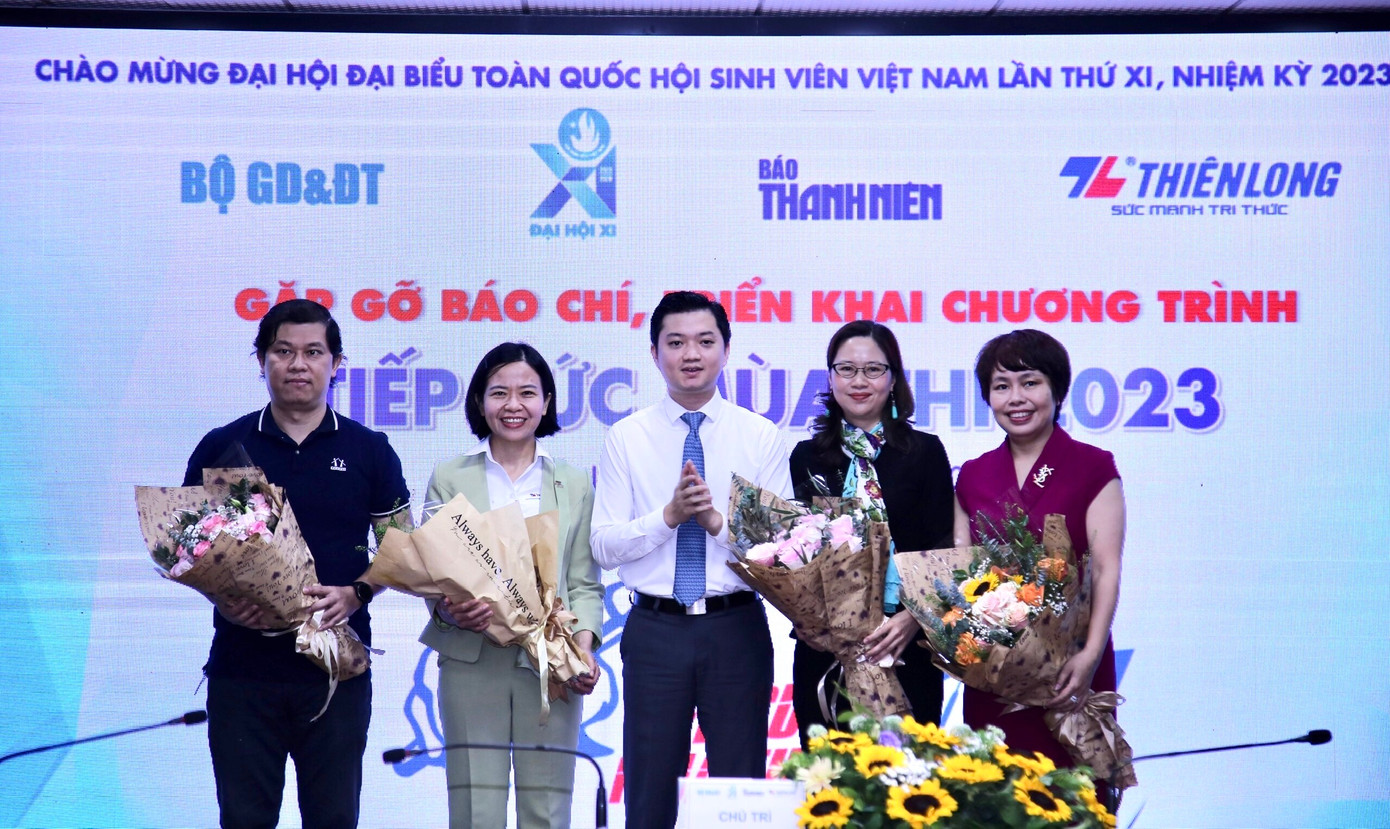 Anh Nguyễn Minh Triết, Bí thư T.Ư Đoàn, Chủ tịch Hội SVVN tặng hoa cho đại diện các chương trình đồng hành tổ chức chương trình Tiếp sức mùa thi năm 2023. Ảnh: Lâm Đăng Hải
