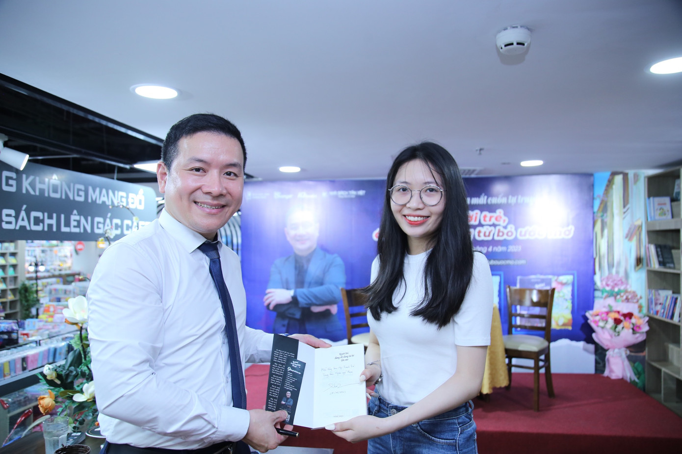 Diễn giả Lê Anh Tuấn tặng cuốn sách “Người trẻ, đừng dễ dàng từ bỏ ước mơ” cho các bạn trẻ. Diễn giả Lê Anh Tuấn tặng cuốn sách “Người trẻ, đừng dễ dàng từ bỏ ước mơ” cho các bạn trẻ.