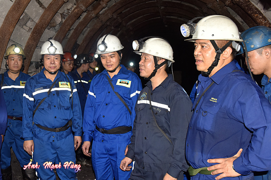 Tổ công tác thăm, động viên đội thanh niên xung kích đảm nhận thực hiện công trình thanh niên Tổ công tác thăm, động viên đội thanh niên xung kích đảm nhận thực hiện công trình thanh niên