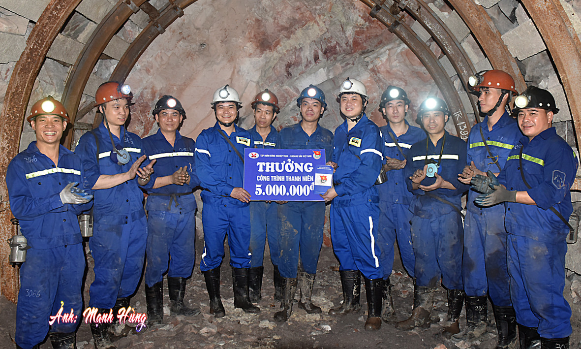 Anh Nguyễn Văn Thuấn, Bí thư Đoàn Thanh niên TKV trao quà tặng động viên Đội thanh niên xung kích tham gia thực hiện công trình Anh Nguyễn Văn Thuấn, Bí thư Đoàn Thanh niên TKV trao quà tặng động viên Đội thanh niên xung kích tham gia thực hiện công trình