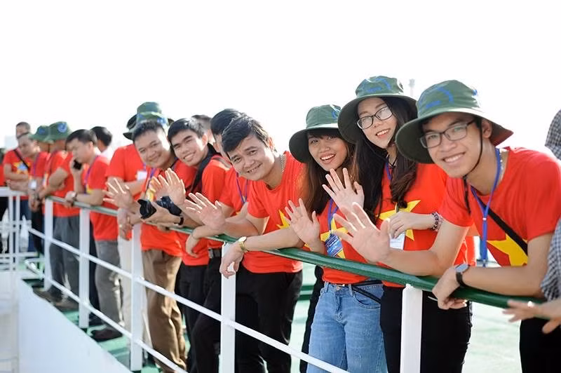 Các đại biểu tham gia Hành trình "Tuổi trẻ vì biển, đảo quê hương" năm 2018 Các đại biểu tham gia Hành trình "Tuổi trẻ vì biển, đảo quê hương" năm 2018