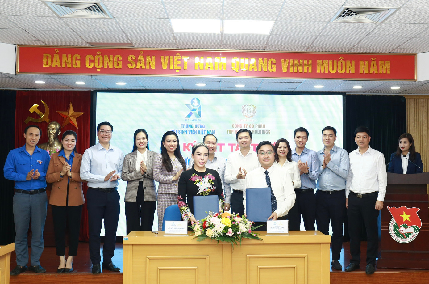 T.Ư Hội SVVN ký kết với Công ty Cổ phần Tập đoàn KN Holdings T.Ư Hội SVVN ký kết với Công ty Cổ phần Tập đoàn KN Holdings