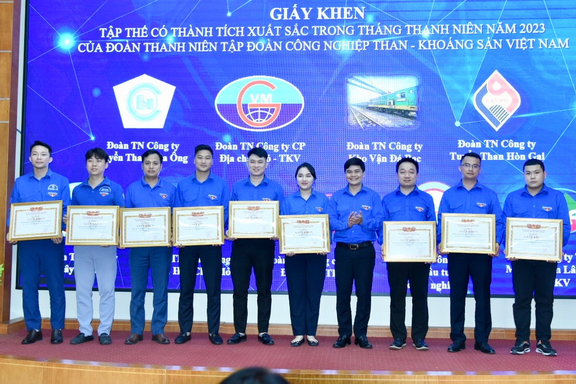 Anh Nguyễn Văn Thuấn, Bí thư Đoàn Thanh niên TKV trao giấy khen cho các tập thể có thành tích xuất sắc trong Tháng Thanh niên 2023 Anh Nguyễn Văn Thuấn, Bí thư Đoàn Thanh niên TKV trao giấy khen cho các tập thể có thành tích xuất sắc trong Tháng Thanh niên 2023