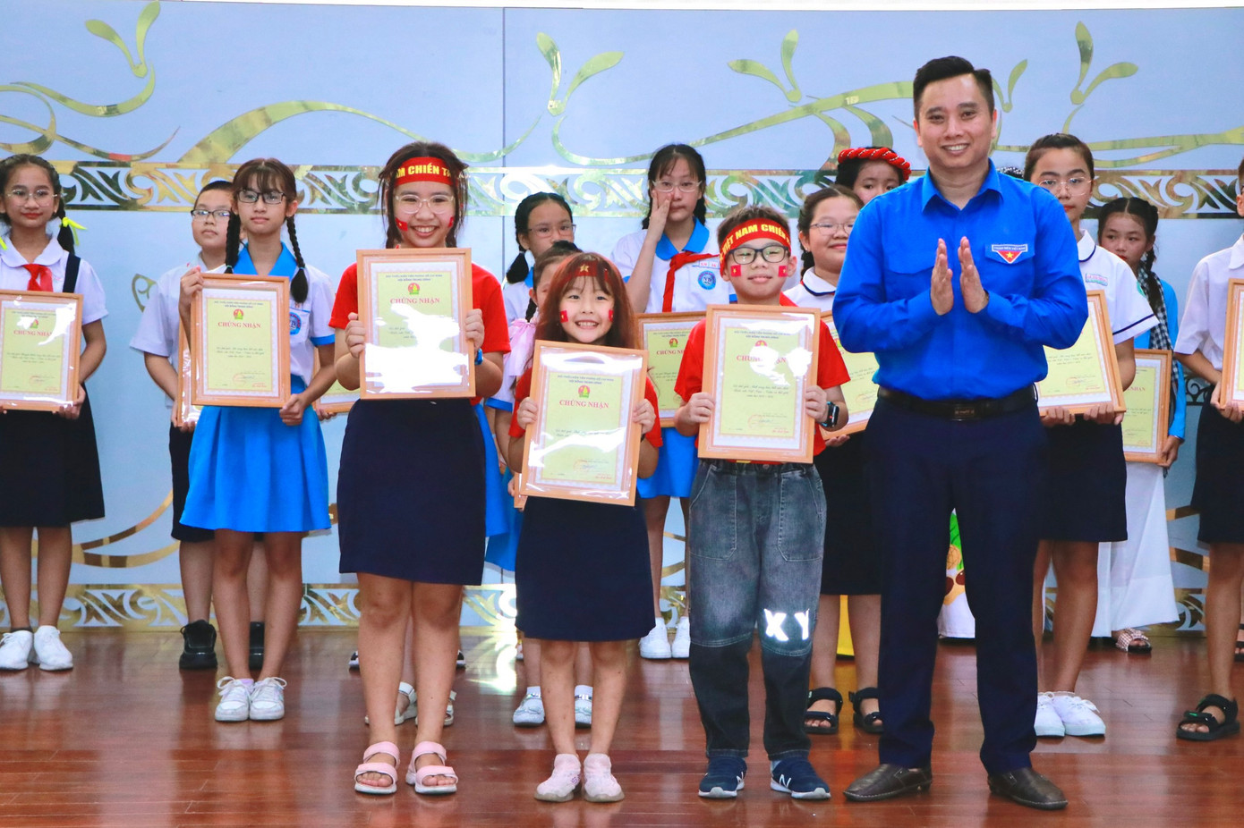 Anh Lê Anh Quân, Phó Chủ tịch Hội đồng Đội T.Ư trao giải Nhất khu vực tại Bình Dương