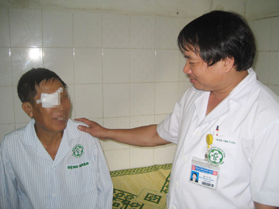 BS Nguyễn Văn Dũng động viên một bệnh nhân tâm thần. BS Nguyễn Văn Dũng động viên một bệnh nhân tâm thần