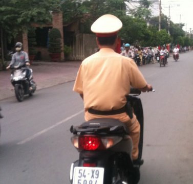 CSGT cũng không đội mũ bảo hiểm khi đi trên đường (ảnh: internet) 
