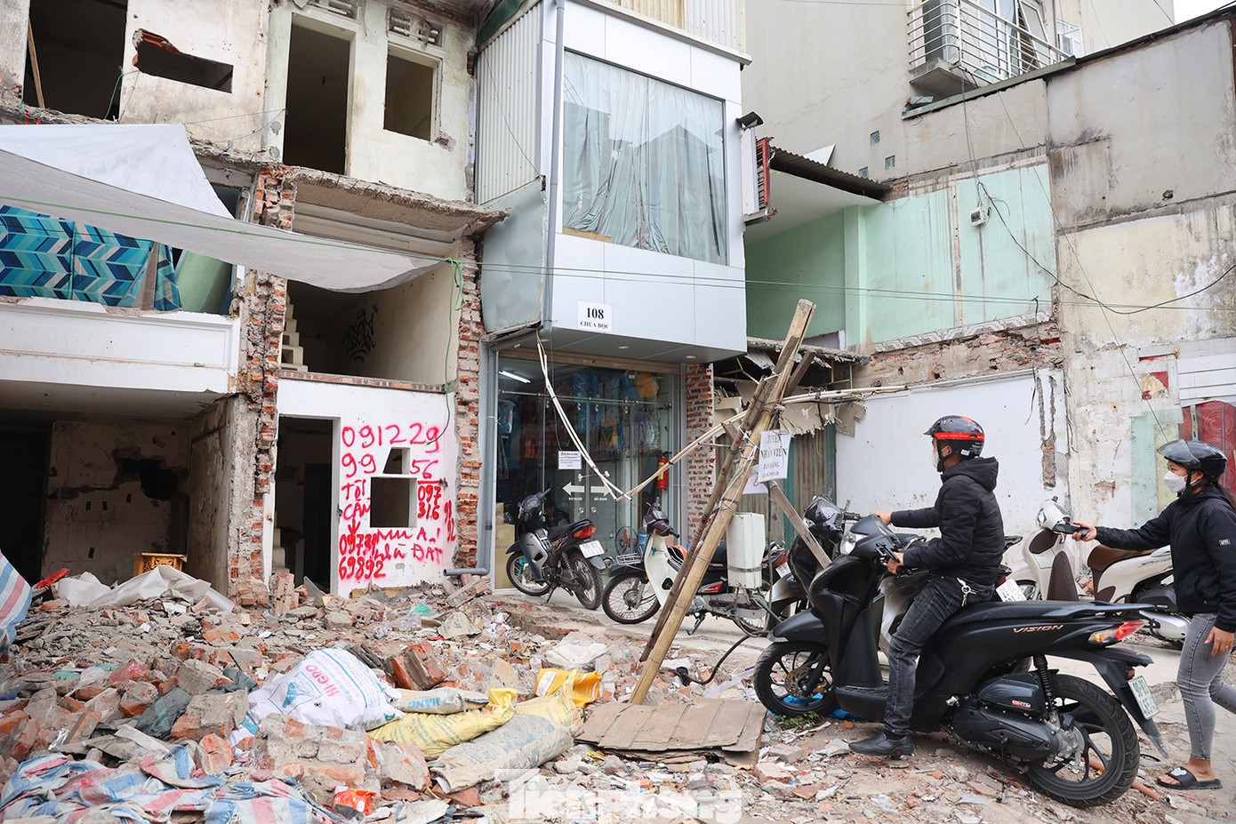 Hiện vẫn còn những ngôi nhà đang kinh doanh buôn bán, chưa di dời, đây là những hộ thuộc diện đang chờ làm thủ tục đền bù giải phóng mặt bằng. Hiện vẫn còn những ngôi nhà đang kinh doanh buôn bán, chưa di dời, đây là những hộ thuộc diện đang chờ làm thủ tục đền bù giải phóng mặt bằng.