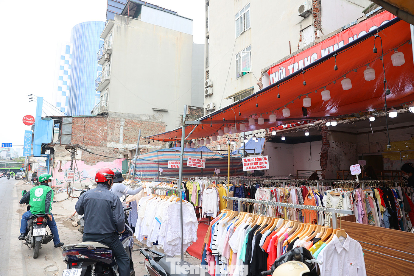 Theo ghi nhận của PV, giá thuê mặt bằng kinh doanh trên phố Chùa Bộc cũng tăng cao. Những căn diện tích nhỏ tầm 20m2 có giá thuê từ 20 triệu đồng/tháng. Nhiều cửa hàng tranh thủ xả hàng để trả lại mặt bằng. Theo ghi nhận của PV, giá thuê mặt bằng kinh doanh trên phố Chùa Bộc cũng tăng cao. Những căn diện tích nhỏ tầm 20m2 có giá thuê từ 20 triệu đồng/tháng. Nhiều cửa hàng tranh thủ xả hàng để trả lại mặt bằng.