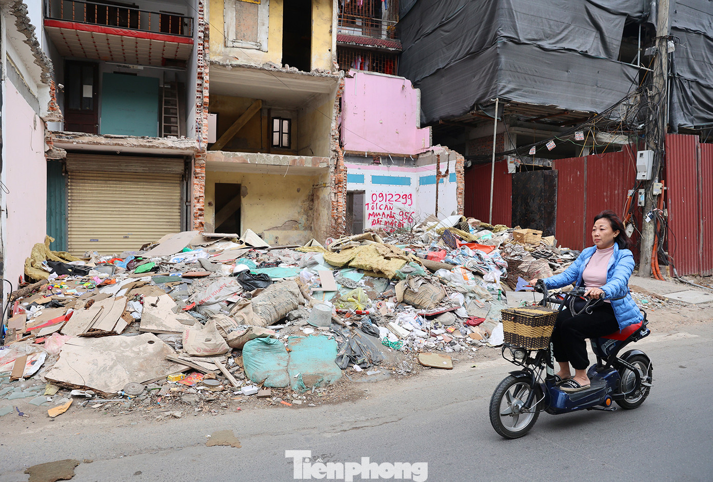 Trên những bức tường của những ngôi nhà vừa bị phá dỡ này xuất hiện dòng chữ “cần mua đất mặt phố này“. Trên những bức tường của những ngôi nhà vừa bị phá dỡ này xuất hiện dòng chữ “cần mua đất mặt phố này“.