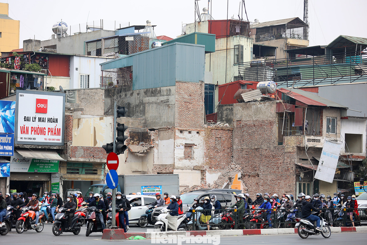 Dự án với các hạng mục nền, mặt đường, thoát nước, chiếu sáng, cây xanh, vỉa hè, tổ chức giao thông và các công trình phụ trợ khác. Dự án với các hạng mục nền, mặt đường, thoát nước, chiếu sáng, cây xanh, vỉa hè, tổ chức giao thông và các công trình phụ trợ khác.