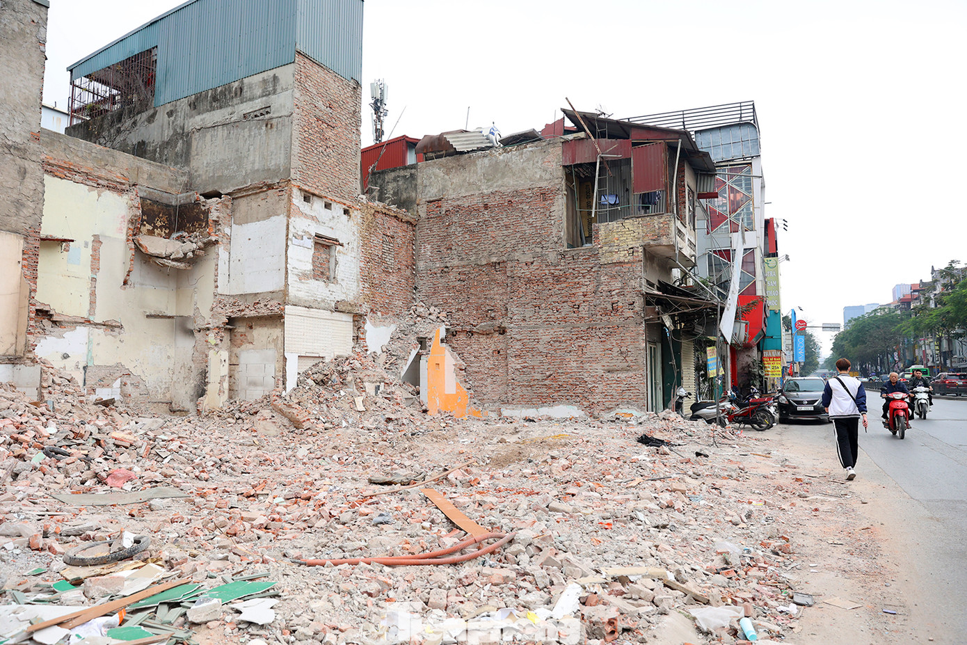 Dự án đầu tư xây dựng hoàn thiện nút giao thông Chùa Bộc - Thái Hà theo quy hoạch tại góc 1/4 nút giao, từ Học viện Ngân hàng đến cổng trường Đại học Công đoàn, đã được UBND TP Hà Nội phê duyệt tại Quyết định số 5572/QĐ-UBND ngày 28/10/2014 và được phê duyệt điều chỉnh tại Quyết định số 8006/QĐ-UBND ngày 17/11/2017, Quyết định số 4437/QĐ-UBND ngày 02/10/2020. Dự án đầu tư xây dựng hoàn thiện nút giao thông Chùa Bộc - Thái Hà theo quy hoạch tại góc 1/4 nút giao, từ Học viện Ngân hàng đến cổng trường Đại học Công đoàn, đã được UBND TP Hà Nội phê duyệt tại Quyết định số 5572/QĐ-UBND ngày 28/10/2014 và được phê duyệt điều chỉnh tại Quyết định số 8006/QĐ-UBND ngày 17/11/2017, Quyết định số 4437/QĐ-UBND ngày 02/10/2020.