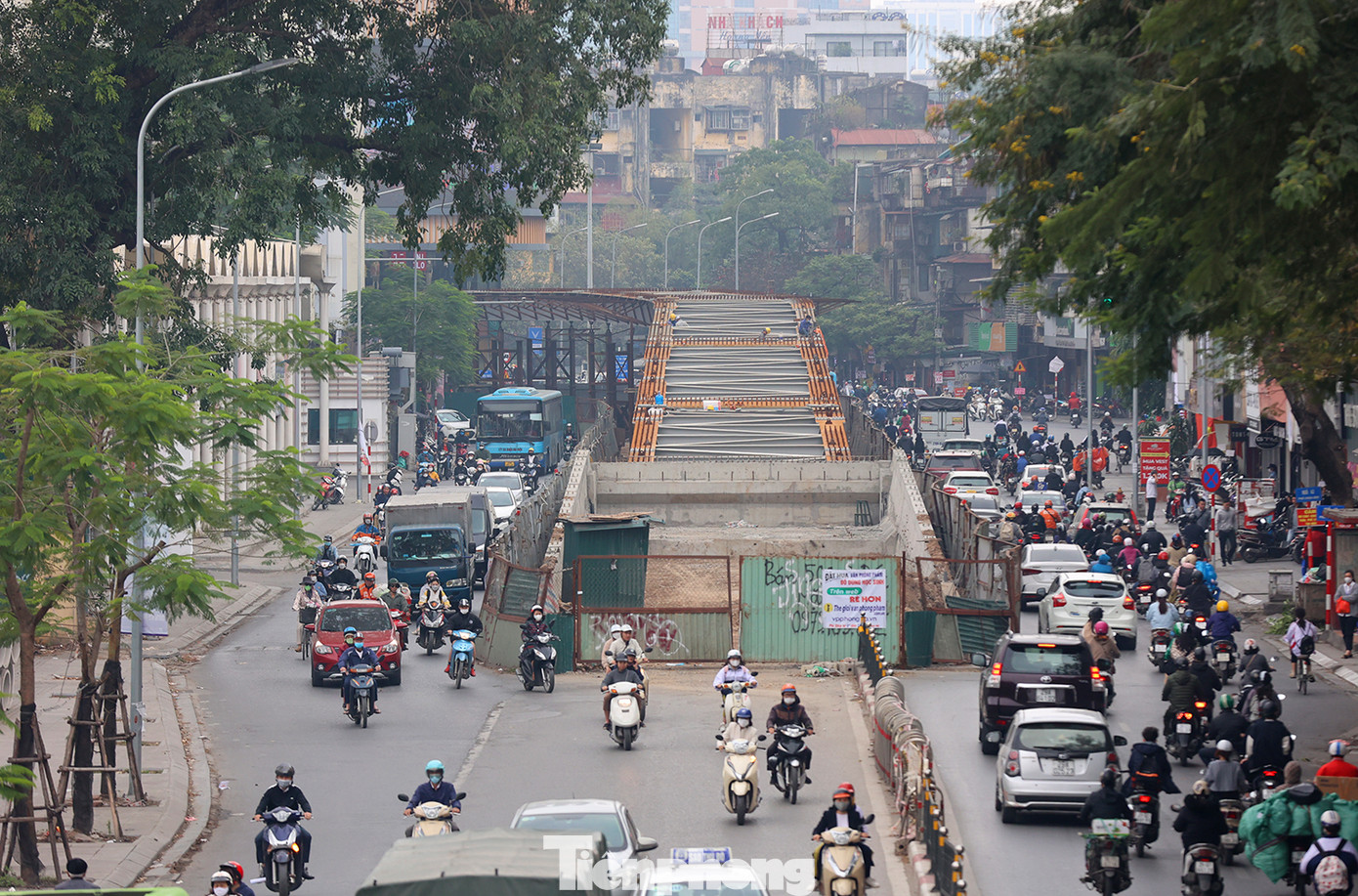 Đồng thời trên trục đường Chùa Bộc, dự án cầu vượt chữ C cũng đang trong quá trình thi công hoàn thiện. Đồng thời trên trục đường Chùa Bộc, dự án cầu vượt chữ C cũng đang trong quá trình thi công hoàn thiện.