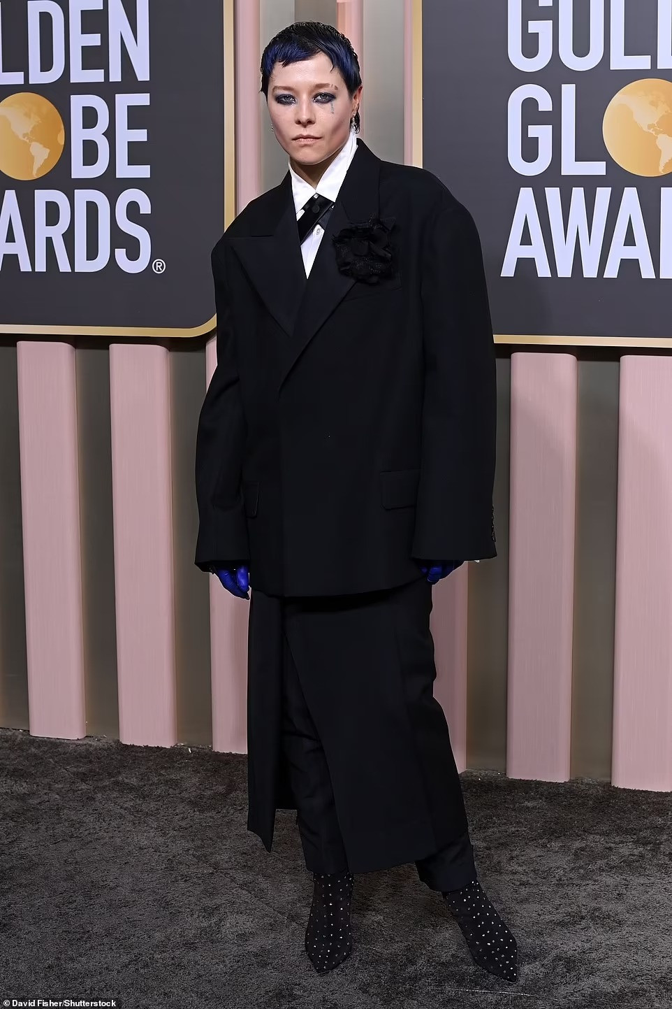 Ngôi sao House of the Dragon Emma D'Arcy bị chê vì phong cách trang điểm lấy cảm hứng từ chú hề, có giọt nước mắt màu xanh lam lấp lánh chảy dài trên một bên má. Trên thực tế, nó giống như lớp mascara bị nhòe hơn. Ảnh: Shutterstock. Ngôi sao House of the Dragon Emma D'Arcy bị chê vì phong cách trang điểm lấy cảm hứng từ chú hề, có giọt nước mắt màu xanh lam lấp lánh chảy dài trên một bên má. Trên thực tế, nó giống như lớp mascara bị nhòe hơn. Ảnh: Shutterstock.