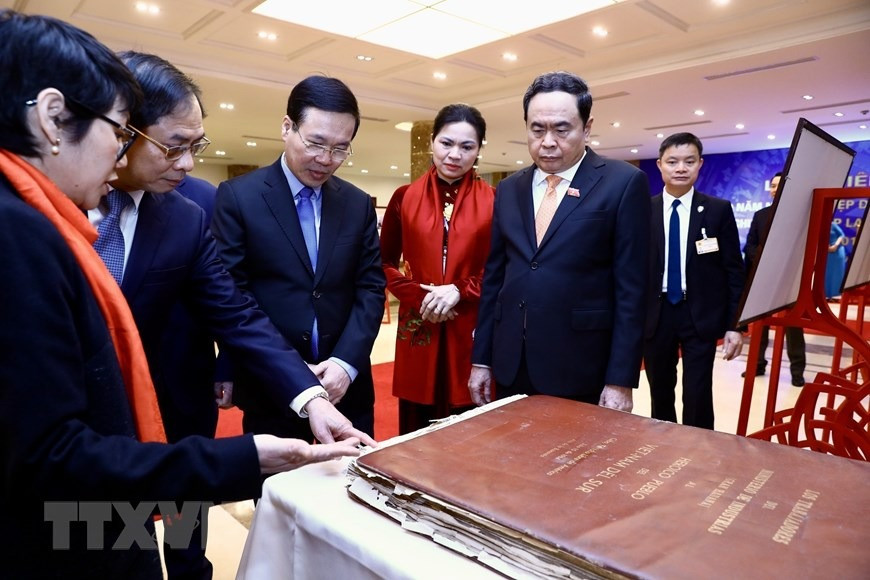 Thường trực Ban Bí thư Võ Văn Thưởng và Phó Chủ tịch Thường trực Quốc hội Trần Thanh Mẫn cùng các đại biểu tham quan trưng bày tư liệu và hình ảnh lịch sử tại lễ kỷ niệm. (Ảnh: Lâm Khánh/TTXVN)