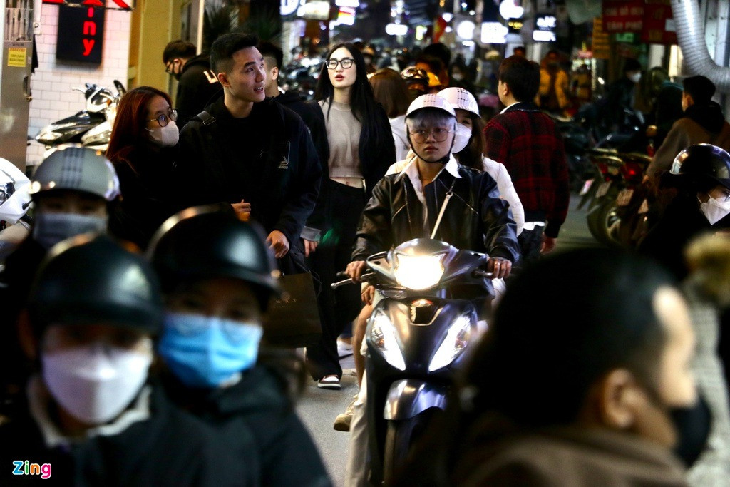 Trước Tết Nguyên đán, những con phố thời trang nổi tiếng giới trẻ như Chùa Bộc, Đặng Văn Ngữ, Đông Các, Cầu Giấy, Bà Triệu... luôn trong tình trạng ùn tắc do lượng lớn người đổ về mua sắm. Trước Tết Nguyên đán, những con phố thời trang nổi tiếng giới trẻ như Chùa Bộc, Đặng Văn Ngữ, Đông Các, Cầu Giấy, Bà Triệu... luôn trong tình trạng ùn tắc do lượng lớn người đổ về mua sắm.