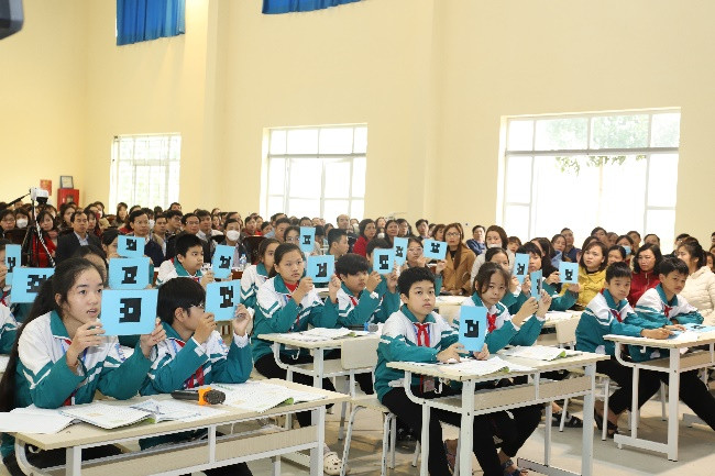 Các em học sinh dùng mã QR trả lời câu hỏi trắc nghiệm trong tiết học mẫu môn Toán. Các em học sinh dùng mã QR trả lời câu hỏi trắc nghiệm trong tiết học mẫu môn Toán.