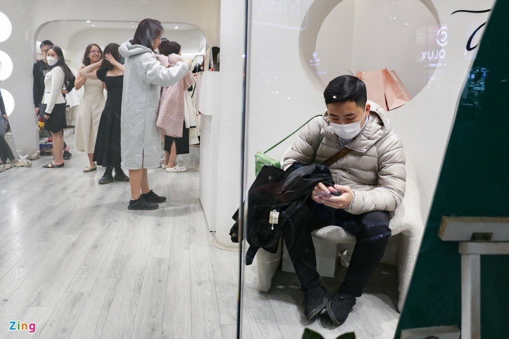 Một số khác vào bên trong cửa hàng ngồi đợi trong khu vực chờ. Họ thường cầm túi xách, áo khoác giúp bạn gái, người thân mình thoải mái lựa đồ. Một số khác vào bên trong cửa hàng ngồi đợi trong khu vực chờ. Họ thường cầm túi xách, áo khoác giúp bạn gái, người thân mình thoải mái lựa đồ.