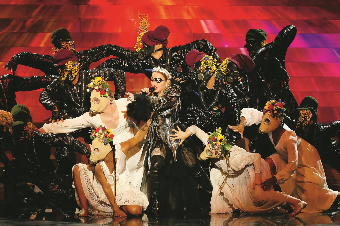 Cô cũng biểu diễn tại Eurovision Song Contest năm 2019 và vẫn xuất hiện phong cách táo bạo hơn bao giờ hết - bộ bodysuit bằng da có tay áo bằng vải tuyn, quần tất lưới và bốt da cao đến đùi. Cô đội chiếc vương miện bạc và một miếng che mắt màu đen có chữ X trên đó, được lấy cảm hứng từ album phòng thu thứ 14, Madame X. Madonna có thể ngày một lớn tuổi hơn nhưng thời trang của cô vẫn nổi loạn và đặc biệt. Ảnh: SCMP. Cô cũng biểu diễn tại Eurovision Song Contest năm 2019 và vẫn xuất hiện phong cách táo bạo hơn bao giờ hết - bộ bodysuit bằng da có tay áo bằng vải tuyn, quần tất lưới và bốt da cao đến đùi. Cô đội chiếc vương miện bạc và một miếng che mắt màu đen có chữ X trên đó, được lấy cảm hứng từ album phòng thu thứ 14, Madame X. Madonna có thể ngày một lớn tuổi hơn nhưng thời trang của cô vẫn nổi loạn và đặc biệt. Ảnh: SCMP.