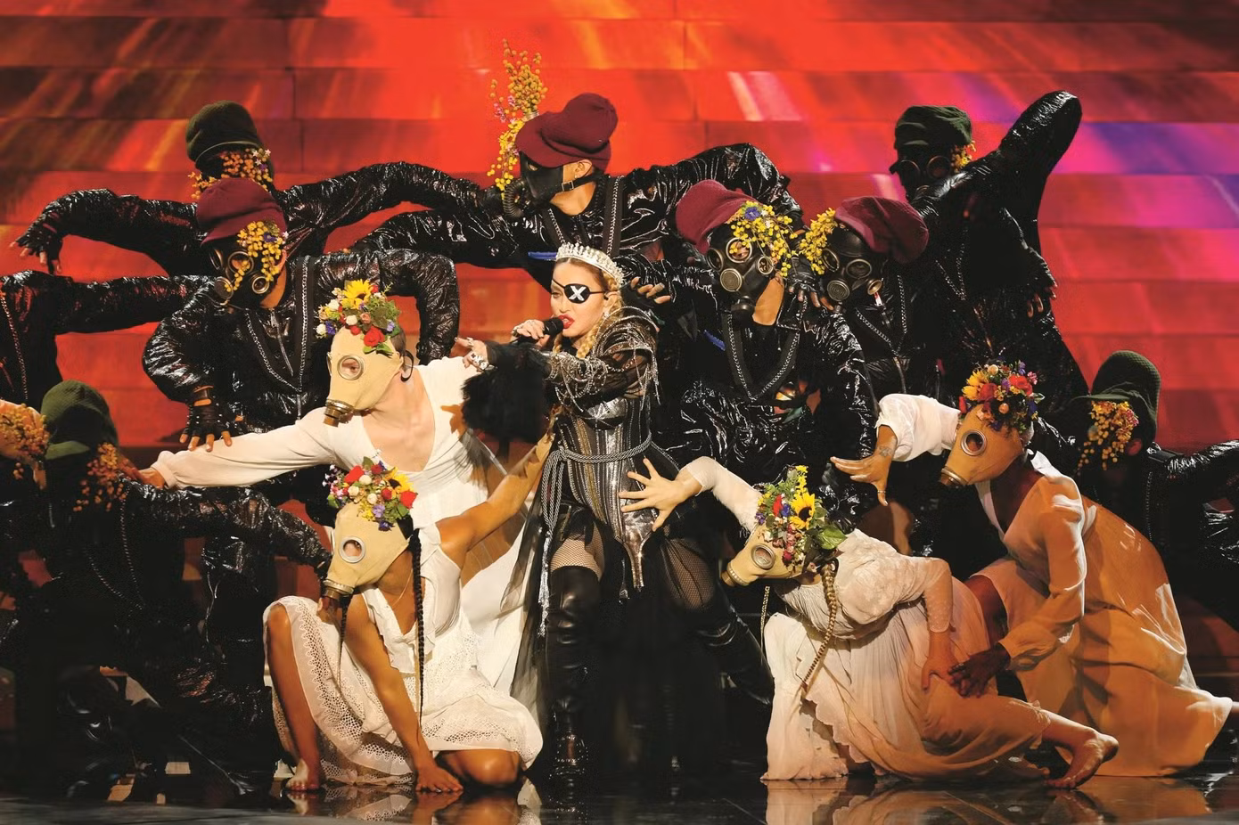 Cô cũng biểu diễn tại Eurovision Song Contest năm 2019 và vẫn xuất hiện phong cách táo bạo hơn bao giờ hết - bộ bodysuit bằng da có tay áo bằng vải tuyn, quần tất lưới và bốt da cao đến đùi. Cô đội chiếc vương miện bạc và một miếng che mắt màu đen có chữ X trên đó, được lấy cảm hứng từ album phòng thu thứ 14, Madame X. Madonna có thể ngày một lớn tuổi hơn nhưng thời trang của cô vẫn nổi loạn và đặc biệt. Ảnh: SCMP. Cô cũng biểu diễn tại Eurovision Song Contest năm 2019 và vẫn xuất hiện phong cách táo bạo hơn bao giờ hết - bộ bodysuit bằng da có tay áo bằng vải tuyn, quần tất lưới và bốt da cao đến đùi. Cô đội chiếc vương miện bạc và một miếng che mắt màu đen có chữ X trên đó, được lấy cảm hứng từ album phòng thu thứ 14, Madame X. Madonna có thể ngày một lớn tuổi hơn nhưng thời trang của cô vẫn nổi loạn và đặc biệt. Ảnh: SCMP.