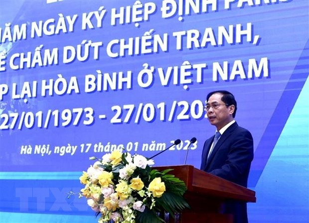 Bộ trưởng Ngoại giao Bùi Thanh Sơn đọc diễn văn kỷ niệm. (Ảnh: Lâm Khánh/TTXVN) Bộ trưởng Ngoại giao Bùi Thanh Sơn đọc diễn văn kỷ niệm. (Ảnh: Lâm Khánh/TTXVN)