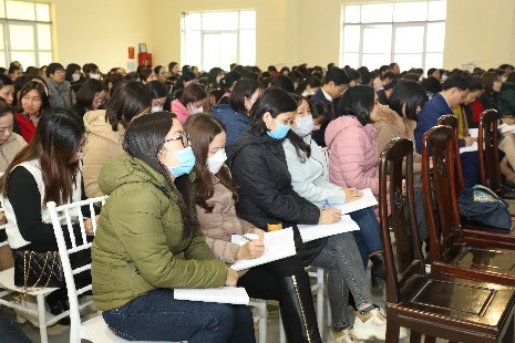 Giáo viên nghe chăm chú và ghi chép những điều được chia sẻ tại Hội thảo. Giáo viên nghe chăm chú và ghi chép những điều được chia sẻ tại Hội thảo.