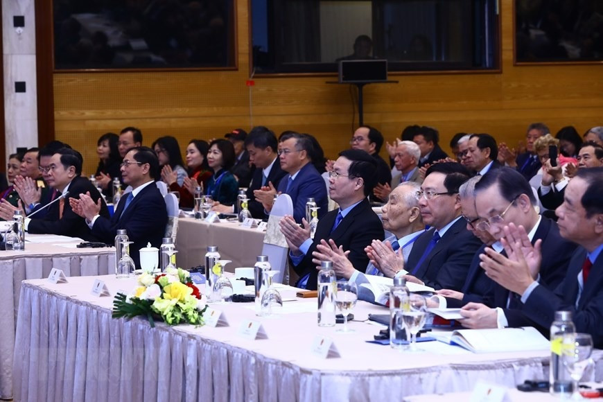 Thường trực Ban Bí thư Võ Văn Thưởng, Phó Chủ tịch Thường trực Quốc hội Trần Thanh Mẫn cùng các lãnh đạo, nguyên lãnh đạo Đảng, Nhà nước, các nhân chứng lịch sử tham dự buổi lễ. (Ảnh: Lâm Khánh/TTXVN)