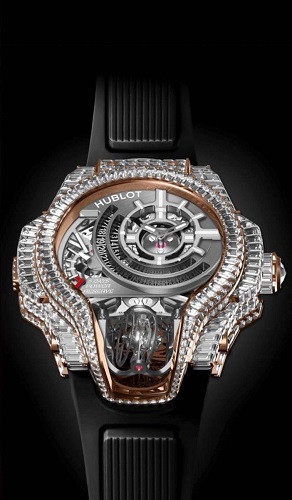 Ronaldo thích những chiếc đồng hồ kích thước lớn, nạm kim cương và có tourbillon. Ảnh: IG.