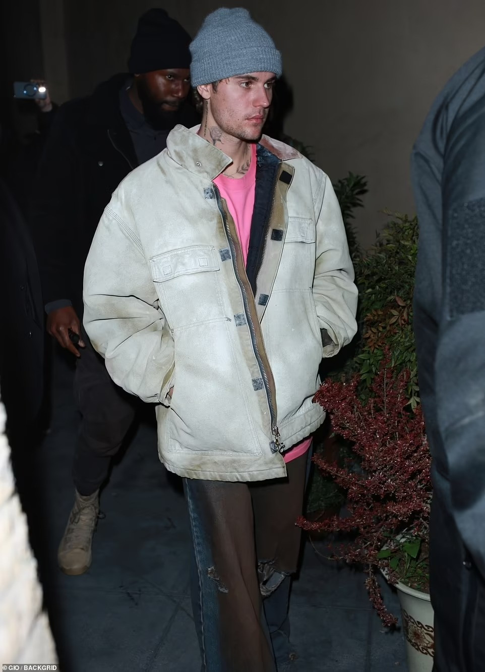 Justin Bieber bị cư dân mạng ví như vừa bước ra từ nơi trú ẩn của người vô gia cư. Số khác nhận xét nam ca sĩ trông buồn bã, ủ ê không giống dự tiệc sinh nhật. Ảnh: BackGrid.